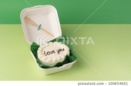 Small bento cake In box on the minimalistic background Small bento cake In box on the minimalistic background 100654681