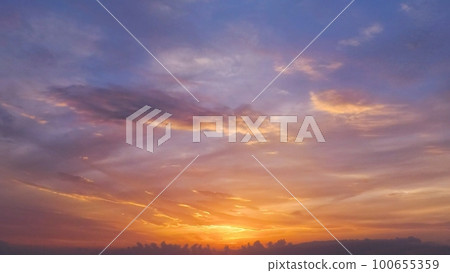 春天的天空在日落時有各種雲彩・主要是天空・230312pm 春天的天空在日落時有各種雲彩・主要是天空・230312pm 100655359