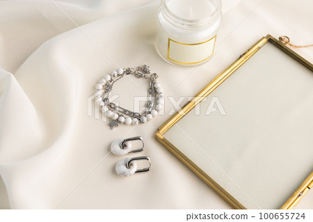 Bracelet and earrings made of natural stones. Natural mineral texture jewellery. Bijouterie and handmade accessories top view elegant background 100655724