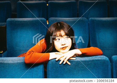 cinema and girl 100656184