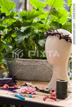 florist flowers background with no people. flower shop arrangement decoration workspace. copy space 100658030