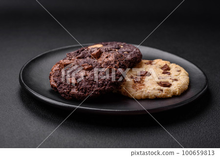 Delicious fresh crispy oatmeal cookies with chocolate and nuts 100659813