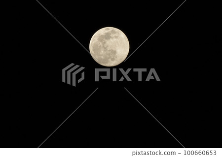 A 13.8-year-old small moon in the night sky in Hakushu-cho, Hokuto City (location: top center) 100660653