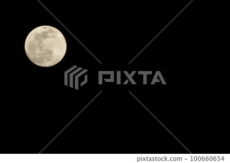 A 13.8-year-old small moon in the night sky in Hakushu-cho, Hokuto City (location: upper left) A 13.8-year-old small moon in the night sky in Hakushu-cho, Hokuto City (location: upper left) 100660654