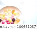 Gummies with plenty of delicious fruit juice that are colorful and beautiful 100661037