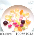 Gummies with plenty of delicious fruit juice that are colorful and beautiful 100661038