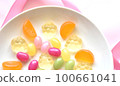 Gummies with plenty of delicious fruit juice that are colorful and beautiful 100661041