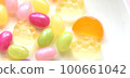 Gummies with plenty of delicious fruit juice that are colorful and beautiful 100661042