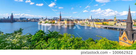 Stockholm panorama on a sunny day. View from the Monteliusvagen viewpoint, Sweden 100662922