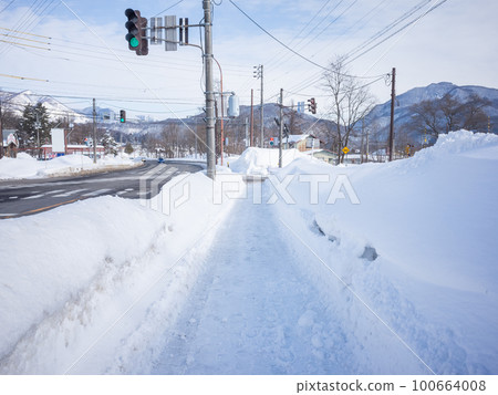 [日本] 新潟，人行道兩邊清除了積雪 100664008