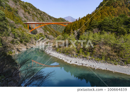 Izumi Ohashi Bridge and Mt. Asahi seen from the Oigawa Railway Igawa Line truck train 100664839