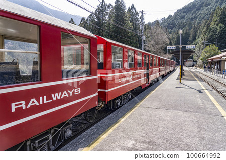 大井川鐵道井川線殺草峽溫泉站停靠的無軌電車 100664992