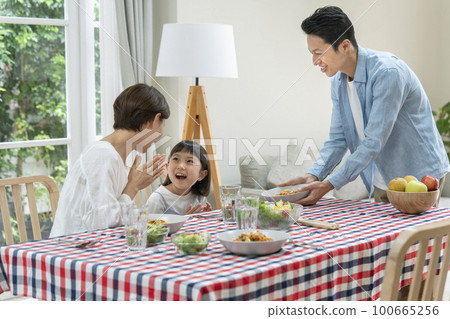 家庭餐桌形象父親把食物端上餐桌 100665256