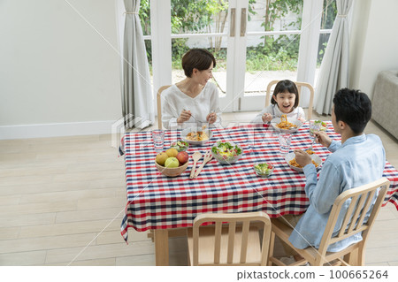 Young family meal image 100665264