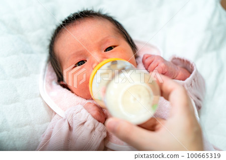 新生兒 0個月大的寶寶 100665319