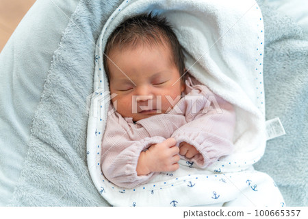 新生兒 0個月大的寶寶 新生兒 0個月大的寶寶 100665357