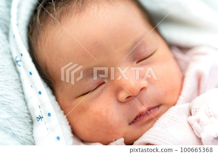 新生兒 0個月大的寶寶 新生兒 0個月大的寶寶 100665368