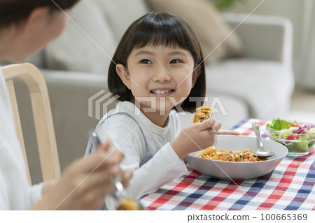 8-year-old girl eating 100665369