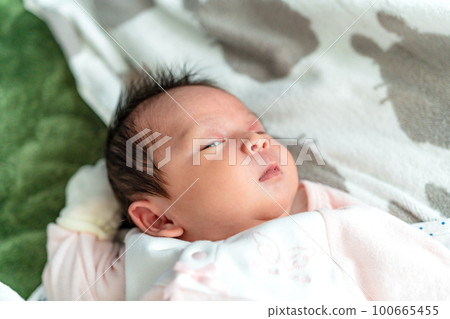 新生兒 0個月大的寶寶 新生兒 0個月大的寶寶 100665455