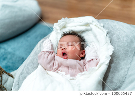 新生兒 0個月大的寶寶 新生兒 0個月大的寶寶 100665457