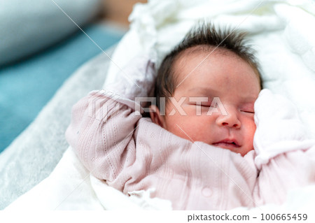 新生兒 0個月大的寶寶 100665459