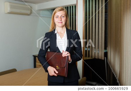Business woman posing in her office 100665929