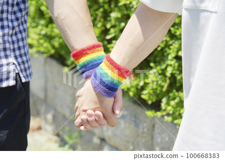 一對男性夫婦手牽著彩虹色腕帶的手 100668383