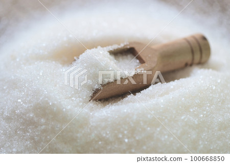 Sugar on wooden scoop, white sugar for food and sweets dessert candy heap of sweet sugar crystalline granulated 100668850