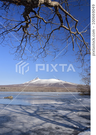 Shoot the scenery of the snow-covered Mt. 100669049