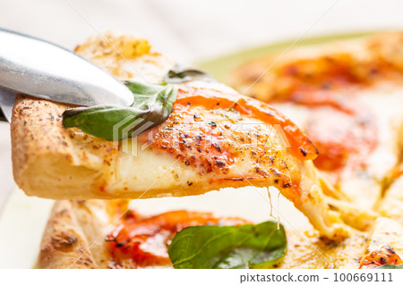 Margherita pizza 100669111