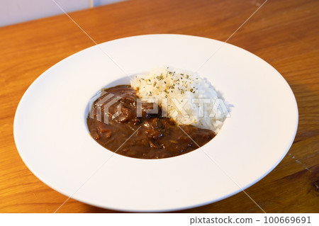 Curry and rice  100669691