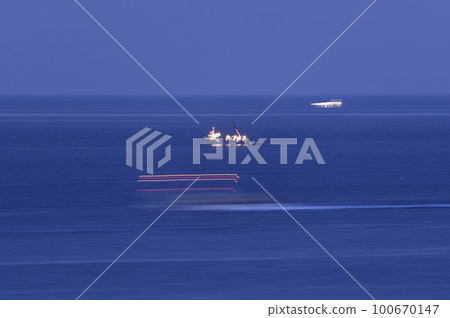 拍攝早春北海道八雲町落邊扇貝漁船捕撈的晨景 100670147