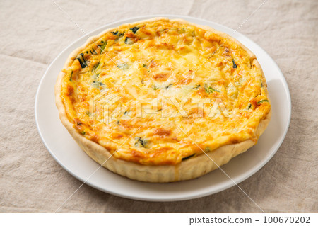 Spinach and bacon quiche 100670202