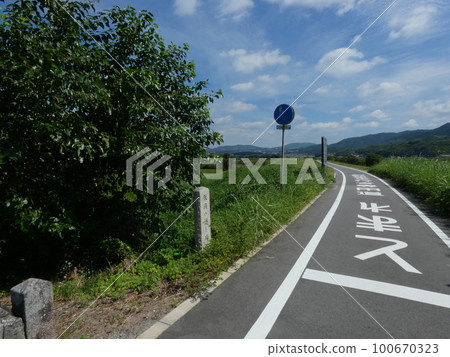 A cycling road with no one under the summer sky 100670323
