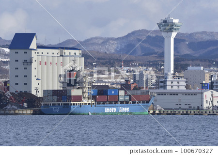 Photographing the scenery of a cargo ship and Goryokaku Tower at Hakodate Port in Hakodate City, Hokkaido in early spring 100670327