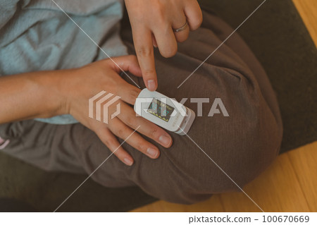 測量 女生 女孩 100670669