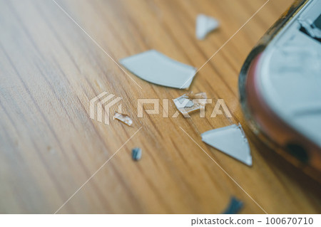 我的智能手機掉在地上，它壞了 100670710