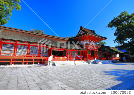 [Oita Prefecture] The upper shrine of Usa Shrine in sunny weather 100670938