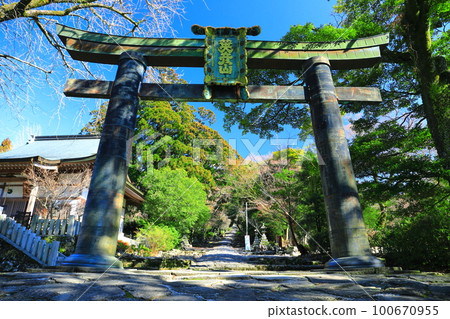 [福岡縣]彥山神社的銅鳥居 100670955