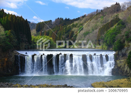 [Oita Prefecture] Chindan Falls in fine weather 100670995
