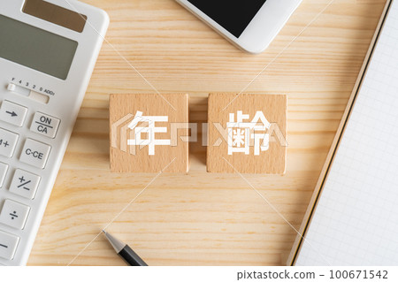 年齡和書寫塊、計算器、智能手機、筆記本、筆 年齡和書寫塊、計算器、智能手機、筆記本、筆 100671542