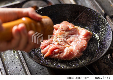 hand making chicken steak 100671855