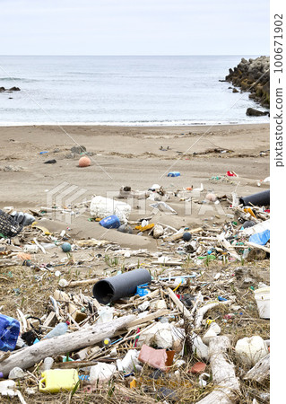 Marine debris 100671902