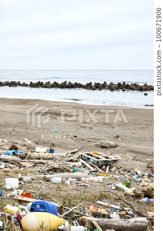 Marine debris 100671906