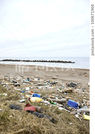 Marine debris 100671908