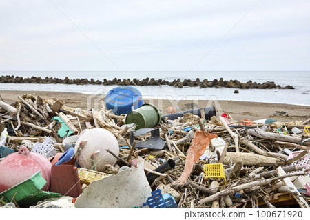 Marine debris 100671920