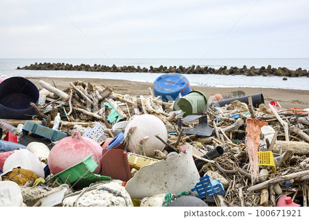 Marine debris Marine debris 100671921