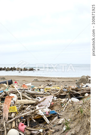 Marine debris 100671925