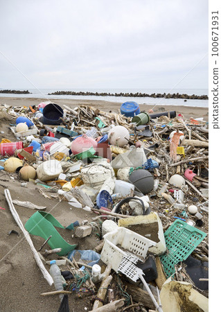 Marine debris 100671931