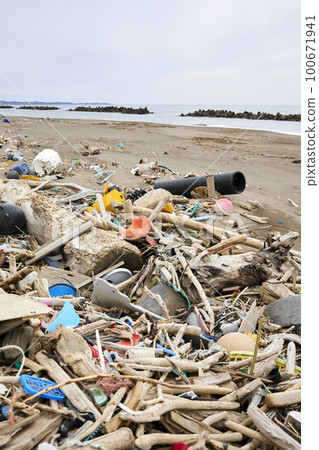Marine debris 100671941